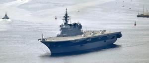 Japans Helikopterträger Izumo verlässt den Hafen. Dieser soll zum Flugzeugträger werden.