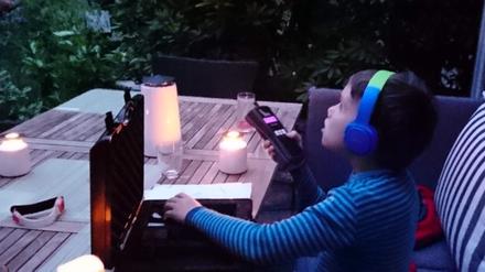 Hannes Schweizer 2019 (damals 9 Jahre alt) mit dem Fledermausdetektor im Garten