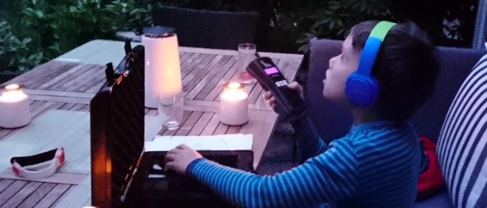 Hannes Schweizer, damals neun Jahre alt, horcht mit einem Detektor im Garten nach den Rufen von Fledermäusen.