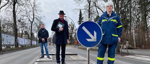 Diese Mittelinsel in der Gallwitzallee ist neu: Der Tieflader des THW kommt kaum um sie herum.