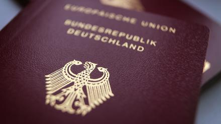 Einhegendes und zugleich abgrenzendes Dokument: ein deutscher Reisepass. 
