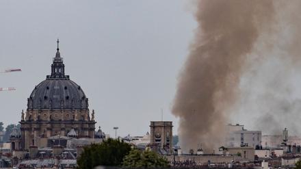 Rauch steigt aus einem Gebäude am Place Alphonse-Laveran in der Nähe des Doms des Val de Grace von Paris auf.