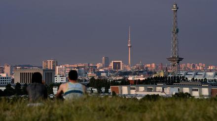 Hier funkt’s wohl: Blick vom Teufelsberg auf die Skyline von Berlin mit Funkturm und Fernsehturm.