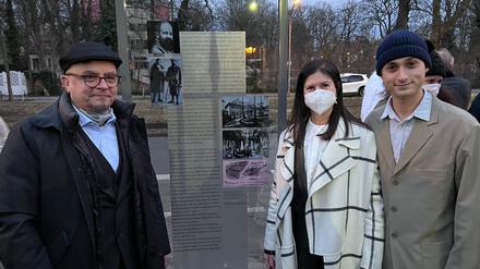 Die Angehörigen von Clara und Richard Semmel enthüllten die Gedenktafel in der Pacelliallee 19/21.