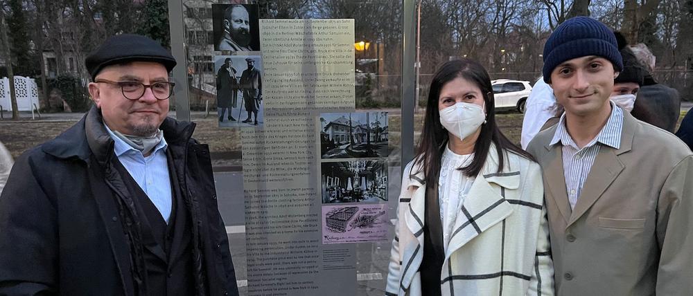 Die Angehörigen von Clara und Richard Semmel enthüllten die Gedenktafel in der Pacelliallee 19/21.