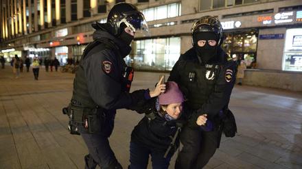 Polizisten nehmen in Moskau eine Frau fest. Tausende schockierte Russen demonstrierten am 24. Februar gegen den Einmarsch ihres Landes in die Ukraine.