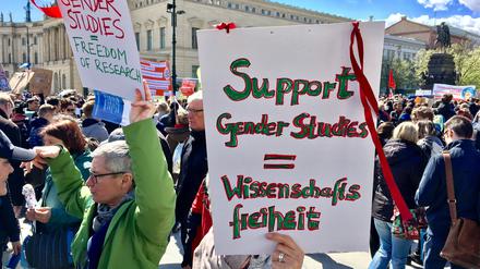 Auf der Straße. Unterstützung für die Gender-Studies auf dem Science March in Berlin.