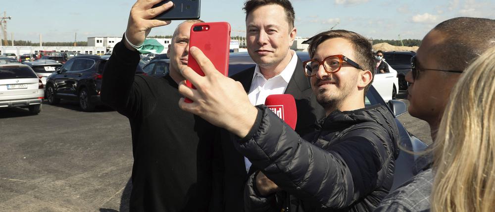 Umlagert: Elon Musk bei seinem Besuch auf der Tesla-Baustelle in Grünheide.