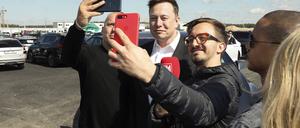 Umlagert: Elon Musk bei seinem Besuch auf der Tesla-Baustelle in Grünheide.