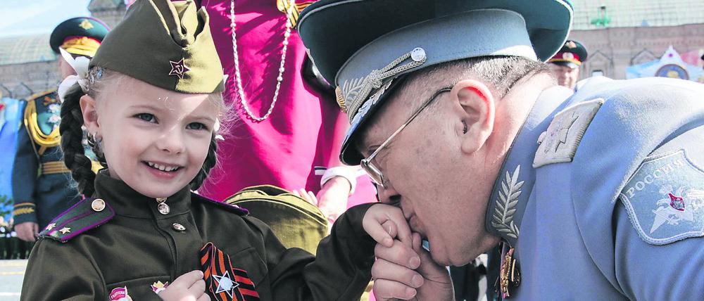 Toxische Erziehung. Viele russische Kinder und Jugendliche kennen sich mit Schlachten aus, militärische Kleidung ist in Mode.