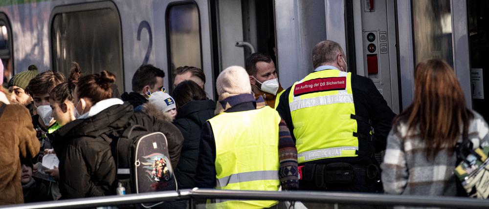 Menschen, die aus dem Krieg in der Ukraine geflohen sind, kommen am Hauptbahnhof an. +++ dpa-Bildfunk +++
