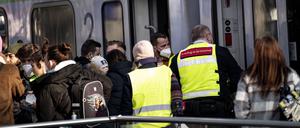 Menschen, die aus dem Krieg in der Ukraine geflohen sind, kommen am Hauptbahnhof an. +++ dpa-Bildfunk +++