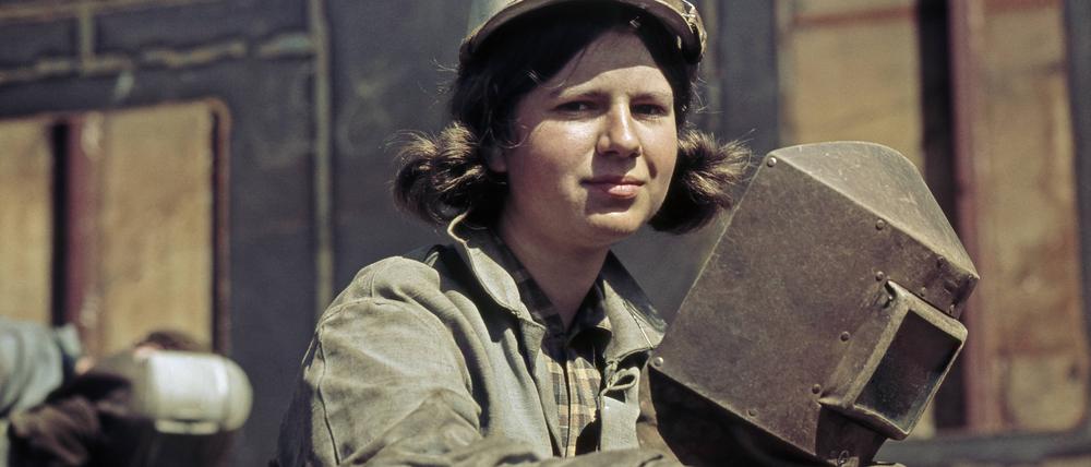 Junge Schweißerin bei der Arbeit im VEB Warnowwerft Warnemuende, dem groessten Werftbetrieb der DDR DDR-WarnowWerft_512042

Boy Erin welding at the Work in VEB Warnowwerft Warnemuende the greatest Shipyard the GDR GDR