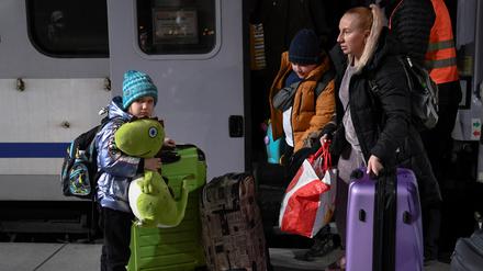 People arrive at Berlin's central train station from Poland, amid Russia's invasion of Ukraine, in Berlin, Germany, March 6, 2022. REUTERS/Annegret Hilse