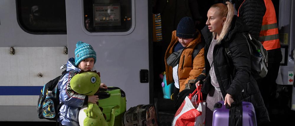 People arrive at Berlin's central train station from Poland, amid Russia's invasion of Ukraine, in Berlin, Germany, March 6, 2022. REUTERS/Annegret Hilse