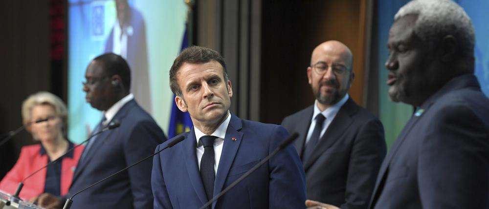 Emmanuel Macron (M), Präsident von Frankreich, hört beim Gipfel in Brüssel Moussa Faki Mahamat (r) zu, dem Vorsitzenden der Kommission der Afrikanischen Union.