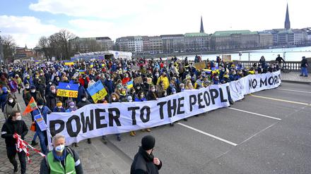 Tausende von Demonstranten mit Transparenten und Fahnen in Gelb-Blau gegen den Krieg der Russen in der Ukraine.