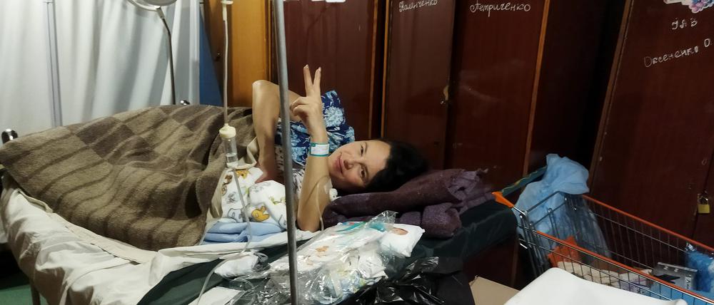 Tkachenkos Ehefrau Alona nach der Geburt des jüngsten Kindes im Keller des Krankenhauses.