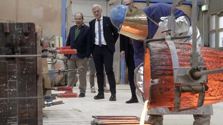 Wirtschaftssenator Stephan Schwarz in der Kunstgießerei Noack.