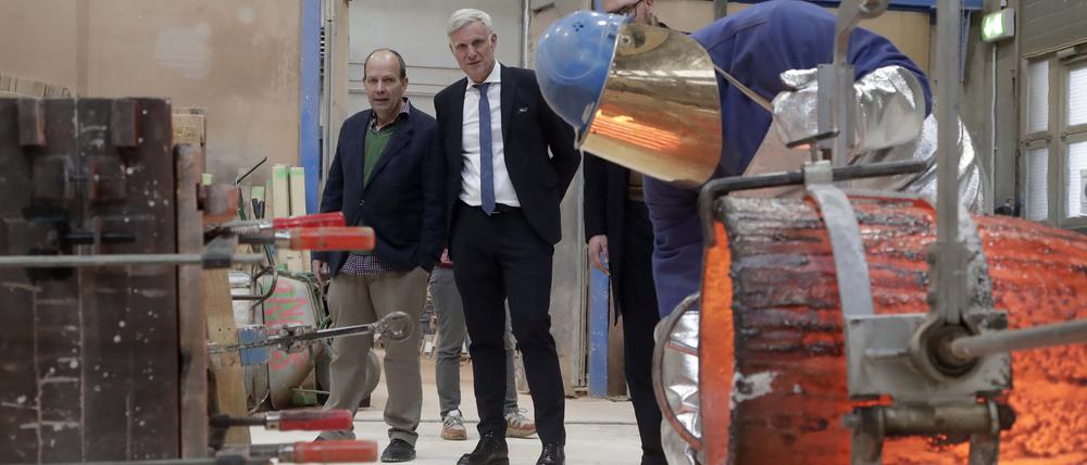 Wirtschaftssenator Stephan Schwarz in der Kunstgießerei Noack.