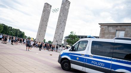 Die Polizei steht vor dem Olympiastadion in Berlin. (Symbolbild)