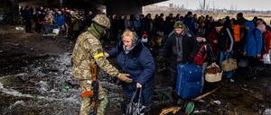 Wann finden die Zerstörung und das Leid der Zivilisten in der Ukraine ein Ende? Verschiedene Akteure bemühen sich darum.