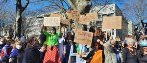 Frauen demonstrieren am Internationalen Frauentag 2022 in Berlin.