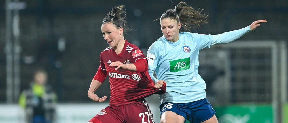 Bayernspielerin Marina Hegering im Zweikampf mit Melissa Kössler von Turbine