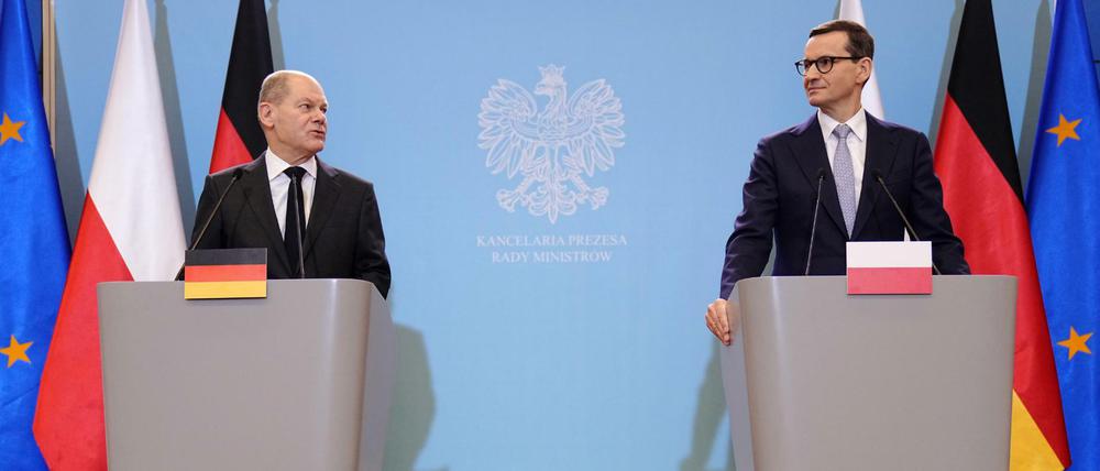 Bundeskanzler Olaf Scholz und Polens Ministerpräsident Mateusz Jakub Morawiecki bei einer Pressekonferenz am Abend.