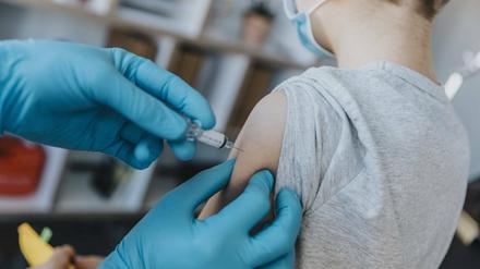 Ein Junge bei der Impfung gegen das Coronavirus (Symbolbild).