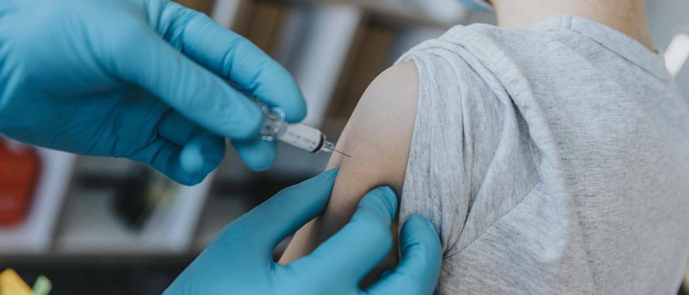 Ein Junge bei der Impfung gegen das Coronavirus (Symbolbild).