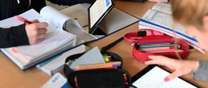 Realschüler einer zehnten Klasse arbeiten in einer Unterrichtsstunde mit Tablets.