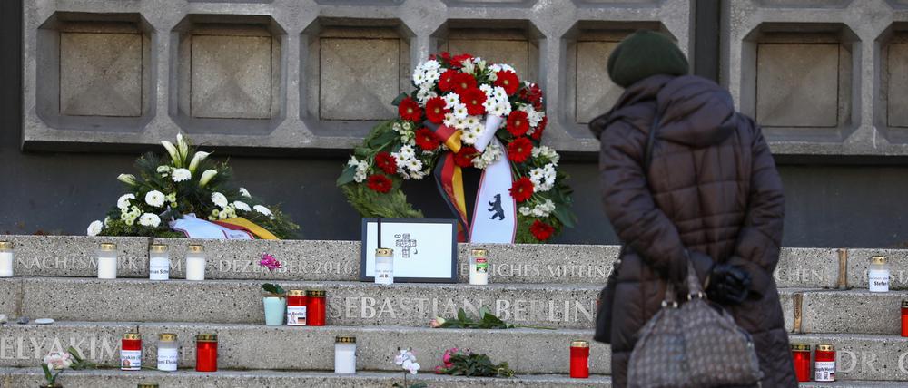 Der Riss im Boden der Stufen am Breitscheidplatz erinnert an die Verstorbenen.