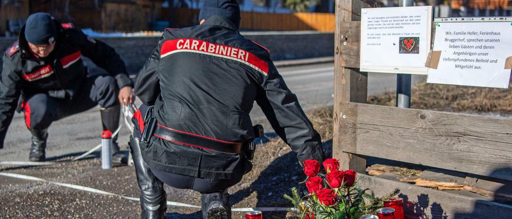 Südtirol vor zwei Jahren: Einsatzkräfte der Carabinieri rekonstruieren den Unfallhergang. Blumen, Kerzen und Gedenkschmuck liegen am Ort des Unfalls.