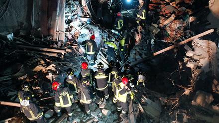 Nach einer Explosion in Ravanusa suchen Rettungskräfte in den Trümmern nach Überlebenden.