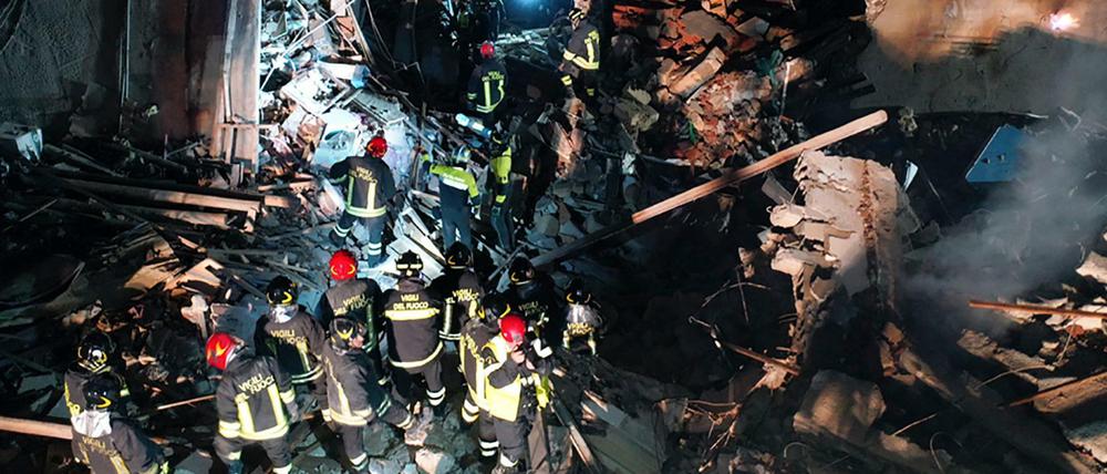 Nach einer Explosion in Ravanusa suchen Rettungskräfte in den Trümmern nach Überlebenden.