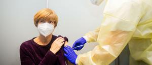 Booster-Impfung in Berlin. Mittlerweile ist fast ein Viertel der Bevölkerung ein drittes Mal geimpft.