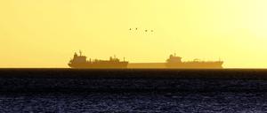 Eine Gruppe von Öltankern wartet bei Sonnenuntergang auf die Einfahrt in das PDVSA-Dock in Guaraguao, um mit Öl versorgt zu werden. +++ dpa-Bildfunk +++