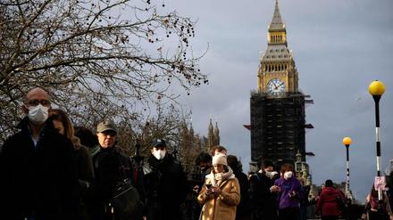 Menschen stehen Schlange auf der Westminster Bridge in London.