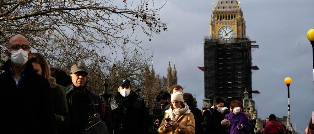 Menschen stehen Schlange auf der Westminster Bridge in London.