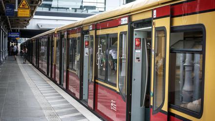 Eine S-Bahn rollt am Ostkreuz ein. 