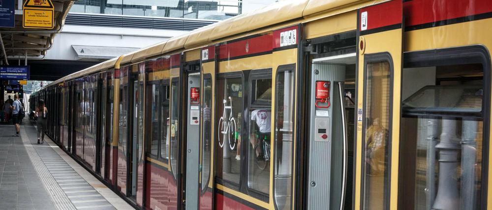Eine S-Bahn rollt am Ostkreuz ein. 