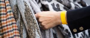 Seit dem vergangenen Wochenende werden die Bänder in einigen Einkaufszentren genutzt und sollen den Händlern die Einlasskontrollen erleichtern.