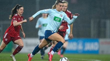 Sarah Zadrazil (links) und Carina Wenninger verfolgen die Potsdamerin Selina Cerci. 