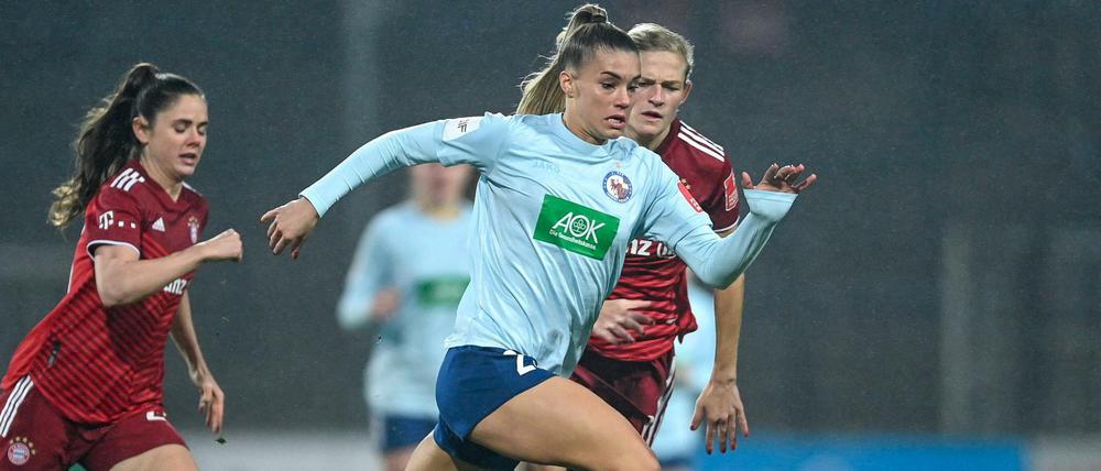 Sarah Zadrazil (links) und Carina Wenninger verfolgen die Potsdamerin Selina Cerci. 