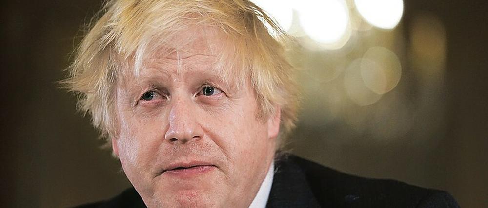 Quizmaster. Ein Foto von Johnson vertieft die Vertrauenskrise.