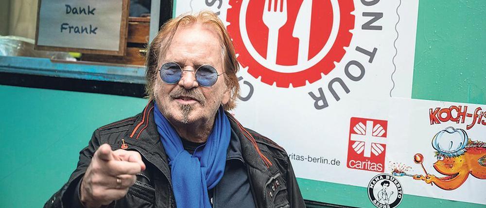 Sänger mit Herz. Seit 27 Jahren veranstaltet der mittlerweile 79-jährige Frank Zander eine Weihnachtsfeier für Obdachlose und andere Bedürftige. Coronabedingt kann die erneut nicht stattfinden – stattdessen kommt nun der Caritas-Truck.