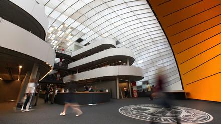 Studierende laufen durch das Foyer der Philologischen Bibliothek der Freien Universität.