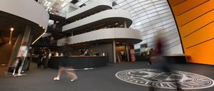 Studierende laufen durch das Foyer der Philologischen Bibliothek der Freien Universität.