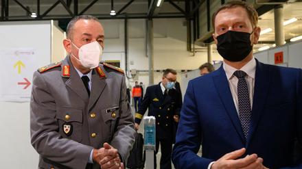 Michael Kretschmer, Ministerpräsident von Sachsen, und Carsten Breuer besuchen das Impfzentrum in der Messe Dresden.